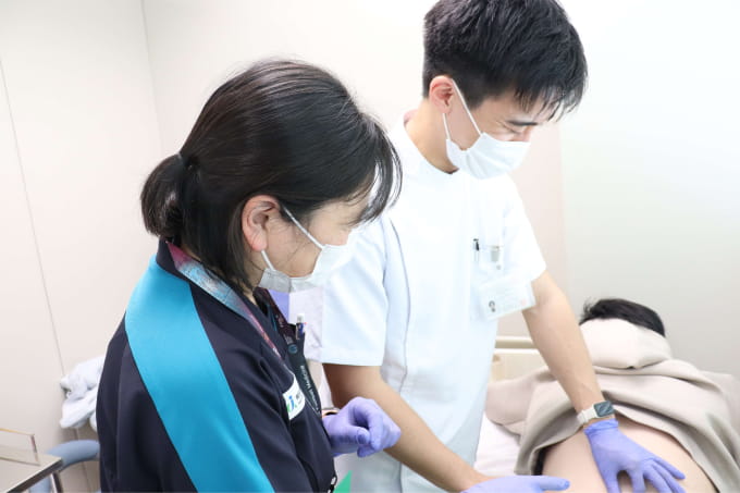 患者を診察する医者と看護師