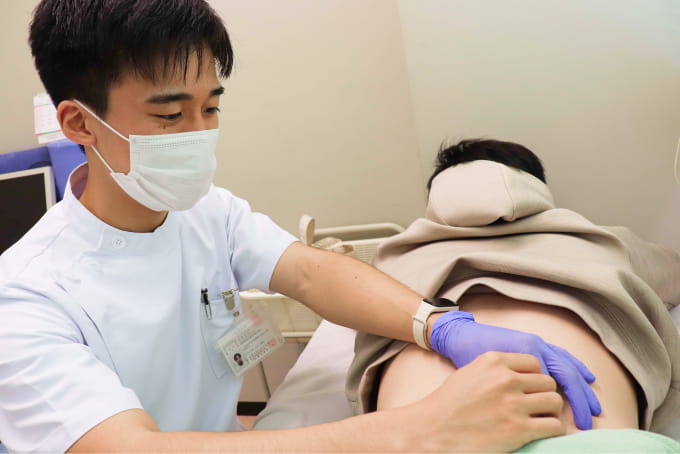 患者を触診する医者